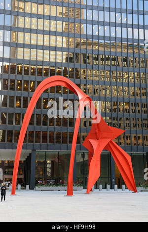 Die 1974 Skulptur Calders "Flamingo" dominiert Federal Plaza vor der Kluczynski Federal Building in Dearborn Street. Stockfoto