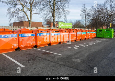 Ein recycling-Zentrum in Sainsbury Parkplatz, Perton, Wolverhampton, Großbritannien Stockfoto