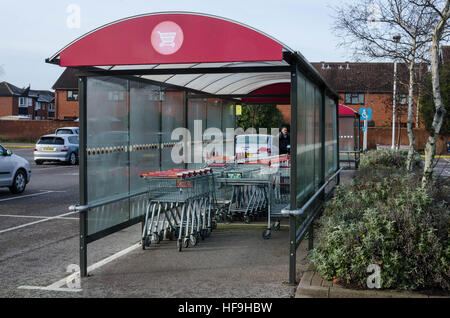 Sainsbury Supermarkt Trolleys. Stockfoto