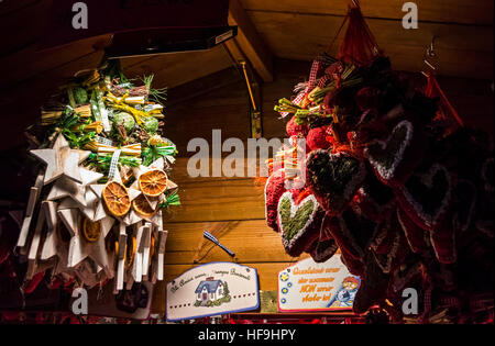 Weihnachtskränze von Tannenzweigen verziert mit Herzen, Kegel, weißen Sternen aus Holz und getrockneten Früchten Stockfoto