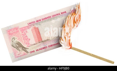 Eine Banknote wird von einer Übereinstimmung mit dem Brennen in einer großen Flamme verbrannte. Stockfoto