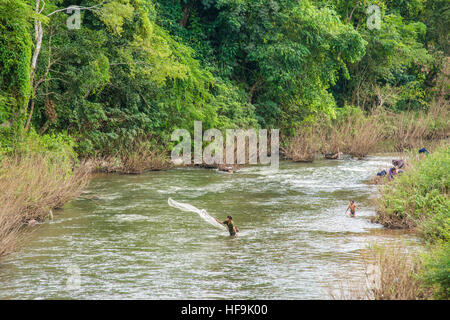 Abschnitt der herabstürzende Wasser als Teil der Tad Sae Wasserfälle in der Nähe von Luang Prabang, Laos. Stockfoto