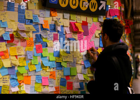 Matthew "Damm" Chavez neigt dazu, eine U-Bahn-Therapie-Wand an der New Yorker U-Bahn Station am Union Square Stockfoto