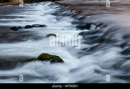 Fluß Rothay fallen über das Wehr in Grasmere, Lake District, Cumbria Stockfoto