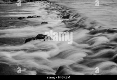 Fluß Rothay fallen über das Wehr in Grasmere, Lake District, Cumbria Stockfoto