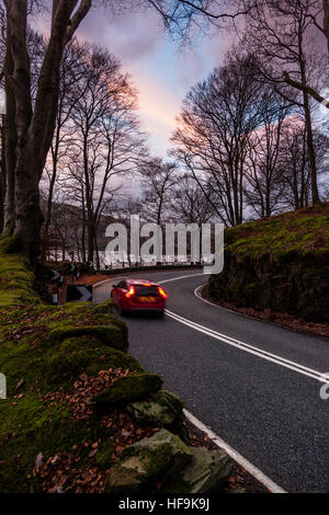 Ein rotes Auto Bremsen in der Kurve die A591 neben Grasmere im Lake District, Cumbria Stockfoto