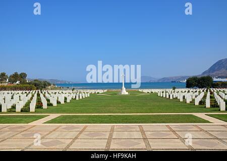 Blick auf die Souda Bay Alliierten Soldatenfriedhof mit dem Ägäischen Meer nach hinten, Souda Bay, Kreta, Griechenland, Europa. Stockfoto