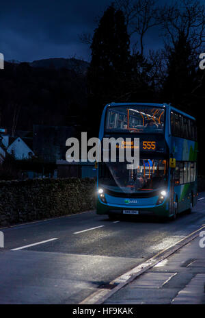 Die 555 Doppeldecker-Bus-Service fährt Grasmere, Lake District, Cumbria Stockfoto