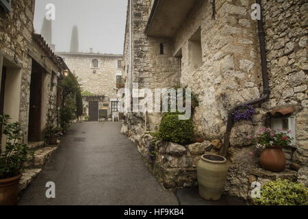 Straße im alten Dorf von Gourdon, Provence, Frankreich. Stockfoto