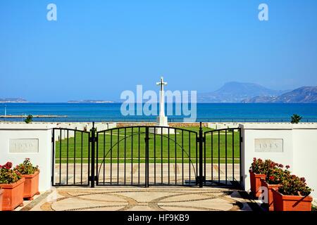 Blick auf die Souda Bay Alliierten Soldatenfriedhof mit dem Ägäischen Meer nach hinten, Souda Bay, Kreta, Griechenland, Europa. Stockfoto