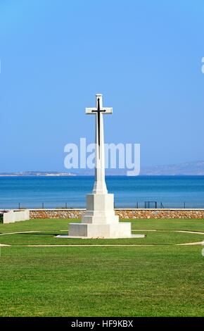 Blick auf die Souda Bay Alliierten Soldatenfriedhof Kreuz mit dem Ägäischen Meer nach hinten, Souda Bay, Kreta, Griechenland, Europa. Stockfoto