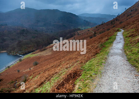 Regen kommt aus dem Norden, entlang Loughrigg Terrasse, in der Nähe von Grasmere, Lake District, Cumbria Stockfoto