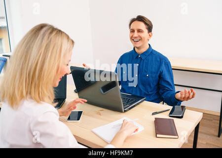 Büroangestellte mit lustigen Gespräch Stockfoto