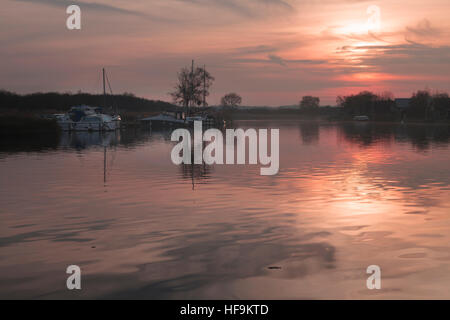 Winter-Sonnenuntergang am Horning auf Norfolk Broads. Stockfoto