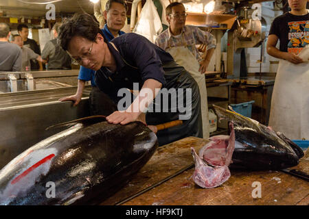 Mann ein Thunfisch Schneidkopf. Tsukiji-Markt, Tokio, Japan. Stockfoto