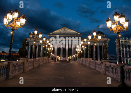 Bridge in der Dämmerung mit hellen alten altmodischen Straßenlaternen und blau bewölktem Himmel im Hintergrund Stockfoto