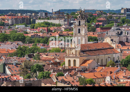 Blick auf die Altstadt von Vilnius und der Glockenturm der Kirche des Hl. Johannes, Vilnius, Litauen, Baltikum, Europa Stockfoto