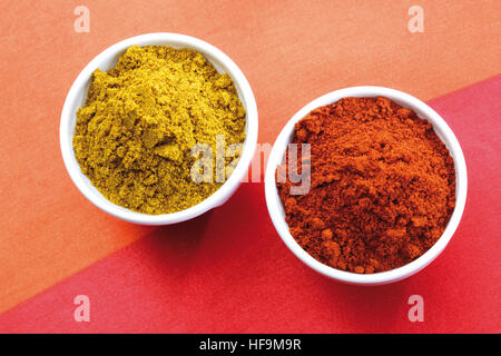 Kleine Schüsseln mit Currypulver und Paprikapulver Stockfoto