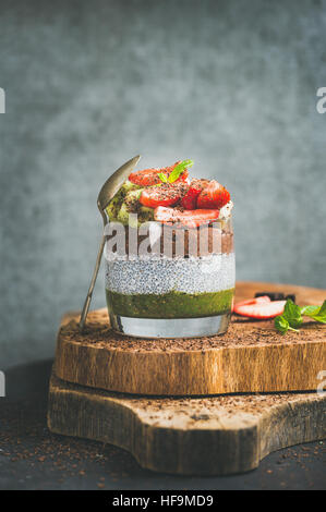 Gesunde vegetarische Frühstück Konzept in Glas über Holzbrett Stockfoto