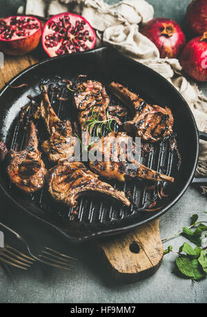 Gegrillte Lammkoteletts Fleisch serviert mit Granatapfel und Minze Stockfoto