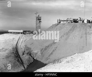 Dieses Bild aus der Atlas-Sammlung zeigt einen Marinestörer auf See, an Deck sind Seeleute sichtbar und das Schiff navigiert durch raues Wasser. Stockfoto
