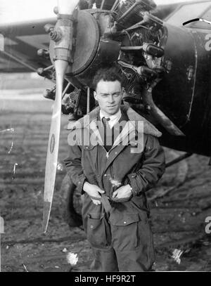 Ein Archivfoto aus der Arthur Bussy Collection, das eine Industrieanlage aus dem frühen 20. Jahrhundert zeigt und Maschinen und Arbeiter an Produktionslinien hervorhebt. Stockfoto