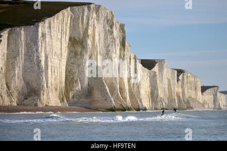 Jetsurfing im Winter an der Basis der Kreidefelsen in East Sussex, bekannt als die sieben Schwestern, Exceat. Stockfoto