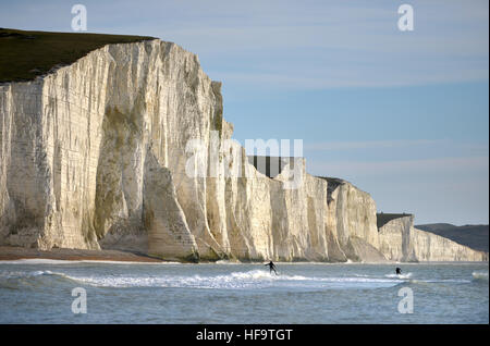 Jetsurfing im Winter an der Basis der Kreidefelsen in East Sussex, bekannt als die sieben Schwestern, Exceat. Stockfoto