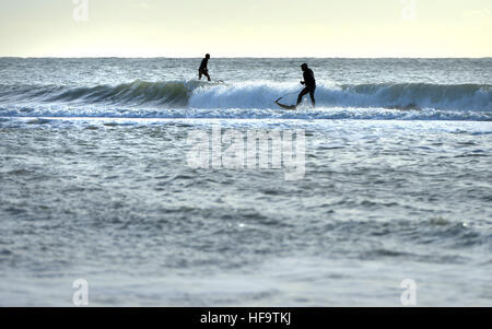 Jetsurfing im Winter an der Basis der Kreidefelsen in East Sussex, bekannt als die sieben Schwestern, Exceat. Stockfoto