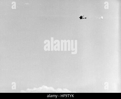 Dieses Bild aus der Hugo Mohrlock Collection zeigt einen Militär-Lastwagenkonvoi auf einer staubigen Straße, in dem Soldaten während des Zweiten Weltkriegs in den Fahrzeugen fahren Stockfoto