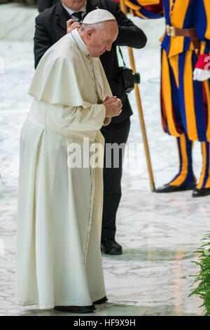 Vatikanstadt, Vatikan. 28. Dezember 2016. Francis Papst betet während seiner wöchentlichen Generalaudienz in der Aula Paul VI in der Vatikanstadt, Vatikan. © Giuseppe Ciccia/Pacific Press/Alamy Live-Nachrichten Stockfoto