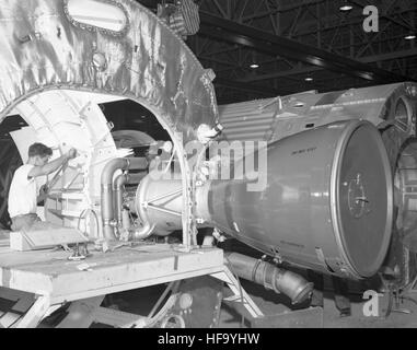 Dieses Bild aus der Atlas-Sammlung zeigt einen Zerstörer der US Navy, der auf rauer See navigiert, wobei die Besatzung an Deck sichtbar ist und aktiv an einer Marineoperation beteiligt ist. Stockfoto