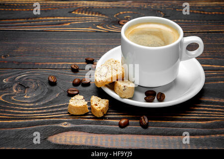 Canticcini und Kaffee auf hölzernen Hintergrund Stockfoto