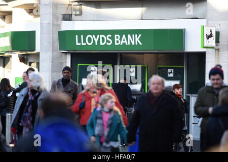 Lloyds Zeichen Logo Bankfiliale in Cardiff, Südwales, UK. Stockfoto