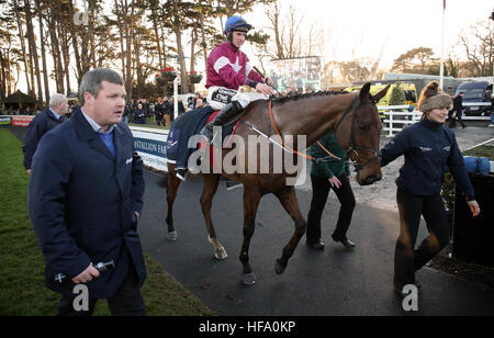 Outlander mit Trainer Gordon Elliott und Jockey Jack Kennedy in den Parade-Ring nach dem Gewinn der Lexus Steeplechase tagsüber drei das Weihnachtsfest in Leopardstown Racecourse. Stockfoto