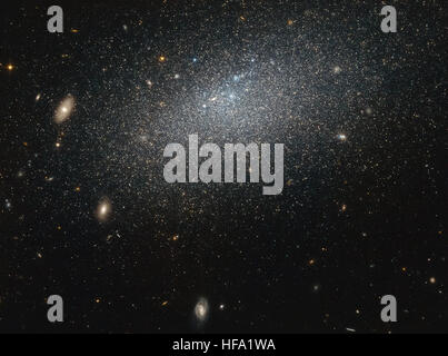 Das Hubble Weltraumteleskop erfasst neue Details eines weit entfernten Objekts, der „mysteriöse Einsiedler“ genannt wird, und trägt zu unserem Verständnis der Sternentstehung und des Universums bei. Stockfoto