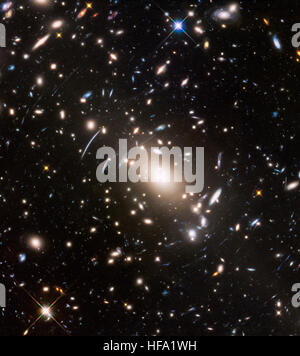 Das Hubble-Weltraumteleskop der NASA erfasst Bilder weit entfernter Galaxien und bietet neue Einblicke in die Weiten des Universums. Die gesammelten Daten tragen zum Verständnis von Galaxienbildung, dunkler Materie und kosmischer Expansion bei. Stockfoto