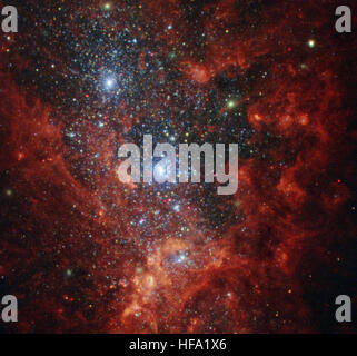 Das Hubble-Weltraumteleskop der NASA erfasst ein Bild der starken Sternentstehung in NGC 1569, einer Sternengalaxie. Dieses Bild gibt Einblicke in die Prozesse der Sternentstehung und die Bedingungen junger Sternpopulationen. Stockfoto