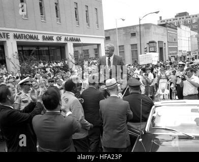 Huntsville, Alabama, feierte am 24. Juli 1969 den Apollo-11-Spritzer und markierte die sichere Rückkehr der Astronauten Neil Armstrong, Buzz Aldrin und Michael Collins nach ihrer historischen Mondlandung. An der Veranstaltung nahmen wichtige Persönlichkeiten, darunter Dr. von Braun, Teil und würdigten den Erfolg der Mission. Stockfoto