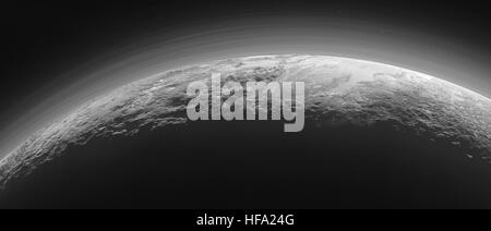 Die NASA feiert den Jahrestag ihres historischen Pluto-Vorbeiflugs, der die ersten Nahaufnahmen des Zwergplaneten lieferte und unser Verständnis des äußeren Sonnensystems revolutionierte. Stockfoto