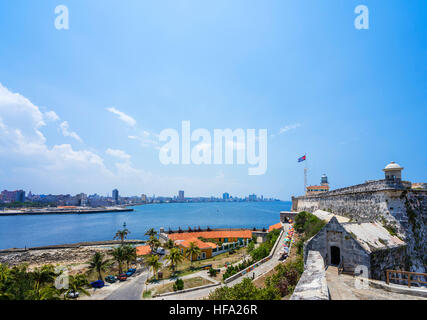 Malecon, Havanna. Blick auf die Stadt und Malecon vom Castillo de Los Tres Reyes Magos del Morro, Habana del Este, Havanna Stockfoto