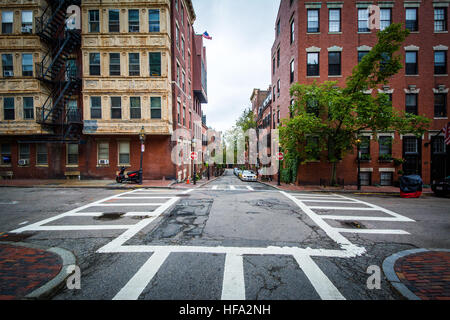 Kreuzung und Altbauten in Beacon Hill, Boston, Massachusetts. Stockfoto