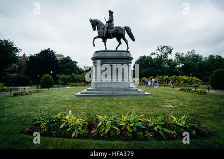 Statue und Gärten im öffentlichen Garten in Boston, Massachusetts. Stockfoto