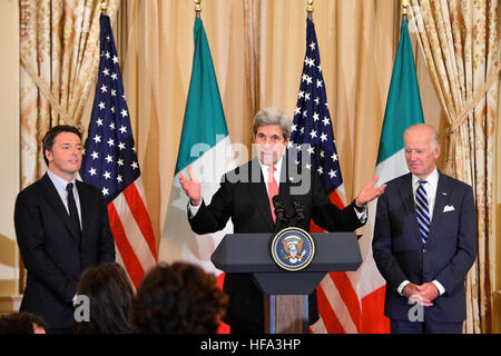 Flankiert von Italiens Premier Matteo Renzi und US-Vizepräsident Joe Biden, liefert US-Außenminister John Kerry Bemerkungen an einer staatlichen Mittagessen zu Ehren des Premierministers an das US-Außenministerium in Washington, D.C., am 18. Oktober 2016. Stockfoto