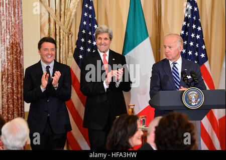 Flankiert von Italiens Premier Matteo Renzi und US-Außenminister John Kerry, liefert US-Vizepräsident Joe Biden Bemerkungen zu einem Staat Mittagessen zu Ehren des Premierministers an das US-Außenministerium in Washington, D.C., am 18. Oktober 2016. Stockfoto