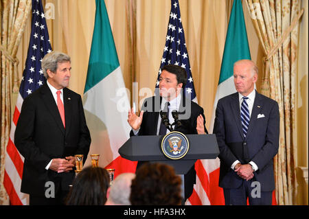 Flankiert von US-Außenminister John Kerry und US-Vizepräsident Joe Biden, liefert italienische Ministerpräsident Matteo Renzi Bemerkungen an einer staatlichen Mittagessen zu seinen Ehren im US-Außenministerium in Washington, D.C., am 18. Oktober 2016. Stockfoto