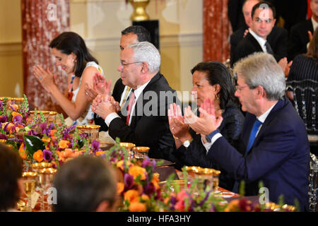 Ehemalige US-Außenminister Colin Powell, Botschafterin Susan Rice und der italienische Außenminister Paolo Gentiloni klatscht in die Hände, die nach einem Toast auf die US-Italien-Beziehung an einen Staat Mittagessen zu Ehren des italienischen Ministerpräsidenten Matteo Renzi im US-Außenministerium in Washington, D.C., am 18. Oktober 2016. Stockfoto