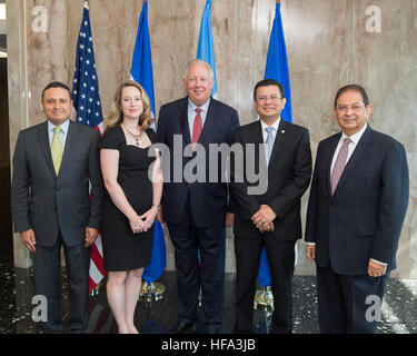 Staatssekretär für politische Angelegenheiten Thomas Shannon und nationalen Sicherheitsrat stellvertretender Homeland Security Advisor und stellvertretender Assistent der Präsidentin Amy Pope posieren für ein Foto mit Vertretern aus Zentral-Amerika nördlichen Dreieck – El Salvador, Guatemala und Honduras – bevor Sie einen Dialog auf dem US-Außenministerium in Washington, D.C., am 19. Oktober 2016. Stockfoto