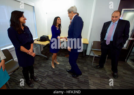 US-Außenministerin trifft John Kerry mit University of Chicago Institut für Politik Studenten -, die früher im in- und Ausland als State Department Praktikanten - am 26. Oktober 2016, auf dem Campus des Fachbereichs in Chicago, Illinois, bei einem Besuch in der Stadt gearbeitet wurde auch eine Rede vor dem Council on Global Affairs umfassen. Stockfoto