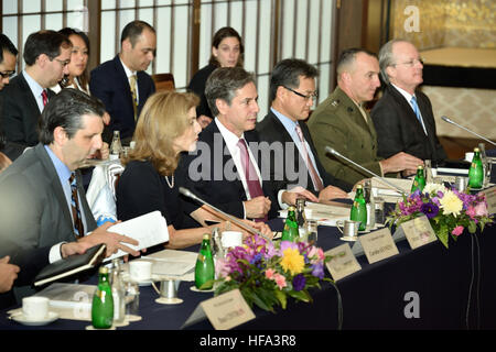 Deputy Secretary Of State Antony "Tony" Blinken, mit US-Botschafter in Japan Caroline Kennedy und US-Botschafter in der Republik von Korea (ROK) Mark Lippert, beteiligt sich an der fünften Runde Stellvertreterebene trilateralen Konsultationen mit japanischen Vice Minister für auswärtige Angelegenheiten Shinsuke Sugiyama und ROK erster stellvertretender Außenminister Lim Sung-Nam in Tokio, Japan, am 27. Oktober 2016. Stockfoto